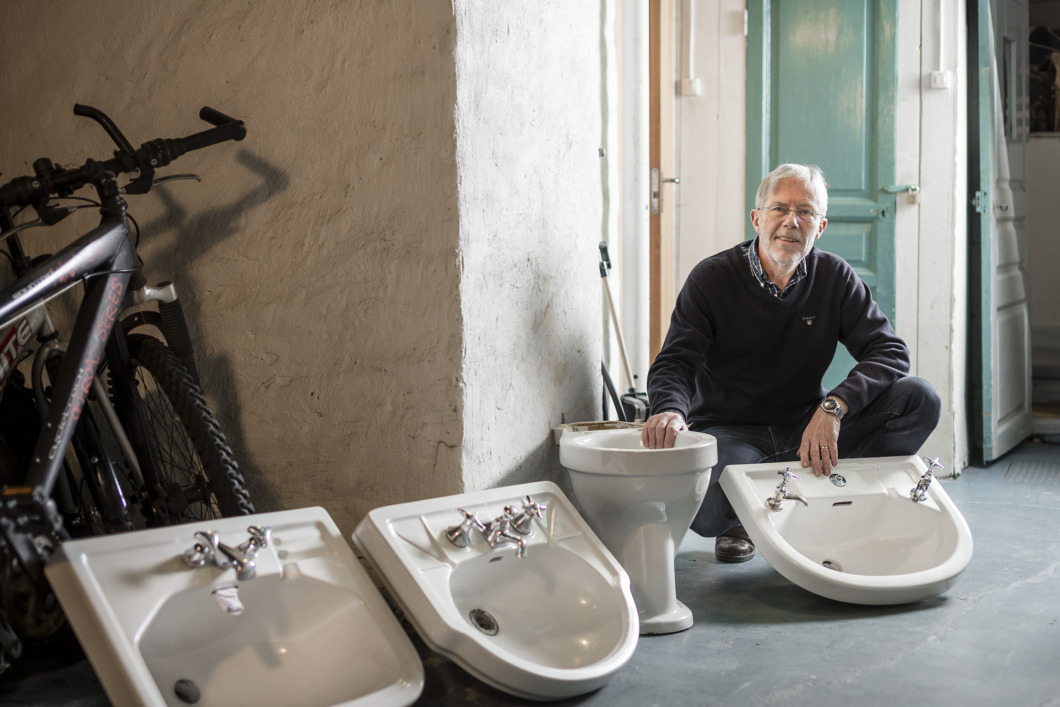 Lennart lägger locket på för fler wc-renoveringar